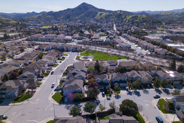 一个以山为背景的社区。加州小镇图片下载