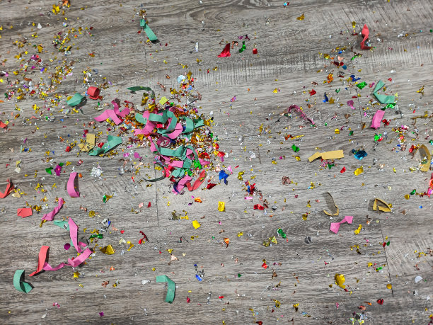 派对庆祝后乱七八糟的五彩纸屑图片下载