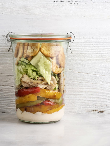 沙拉，玻璃罐中沙拉，鸡肉沙拉，玻璃罐中分层各种沙拉，健康午餐图片下载