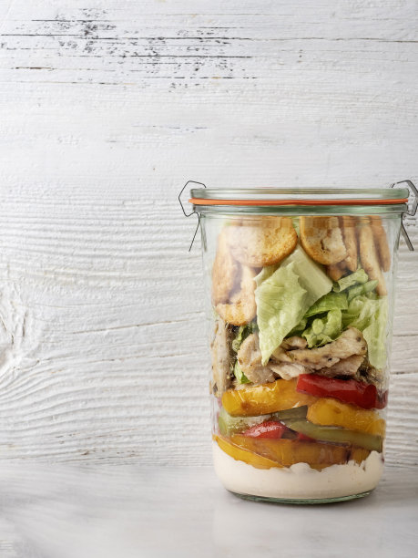 玻璃罐中有各种健康的沙拉，沙拉，玻璃罐中沙拉，鸡肉沙拉图片下载