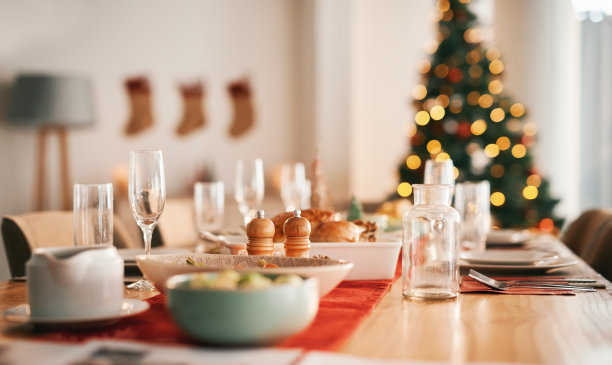 圣诞节，食物和节日庆祝与烤鸡，玻璃杯和健康的菜肴在餐桌上和在家里设置。节日，传统和美味的自制午餐或晚餐聚会图片下载