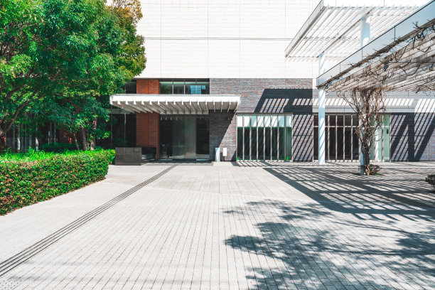 住宅区内的公寓建筑图片下载