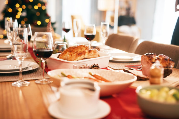 圣诞节，食物和节日庆祝与烤鸡，玻璃杯和健康的菜肴在餐桌上和在家里设置。节日，传统和美味的自制午餐或晚餐聚会图片下载