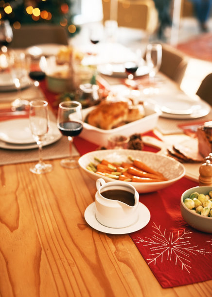圣诞节，食物和节日庆祝与烤鸡，玻璃杯和健康的菜肴在餐桌上和在家里设置。节日，传统和美味的自制午餐或晚餐聚会图片下载
