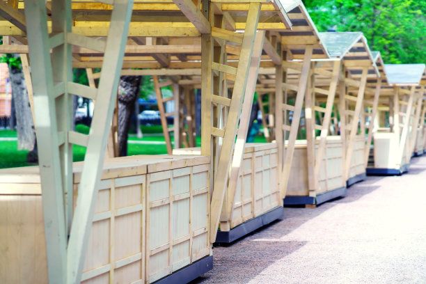 一系列由木头制成的空户外亭和购物亭图片下载