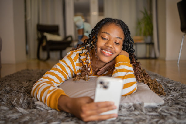 一个年轻女子使用智能手机的肖像图片下载