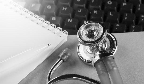 在线医学听诊器在电脑键盘上。现代医学。图片下载