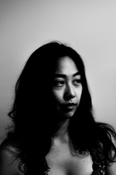 黑暗中的现代年轻女子图片下载