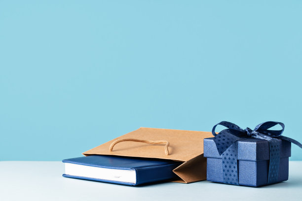 祝父亲节快乐。蓝色桌子上的礼盒和议程。图片下载