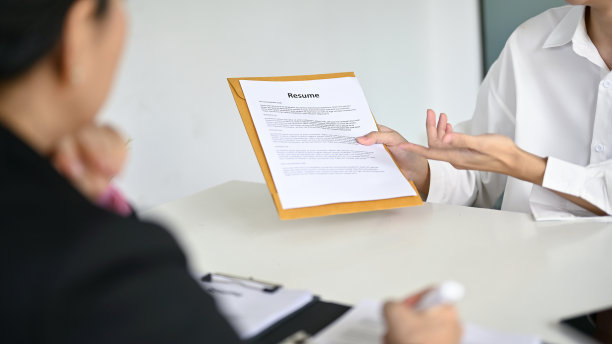 一个年轻的男性候选人讲述他的职业经历的特写图片图片下载