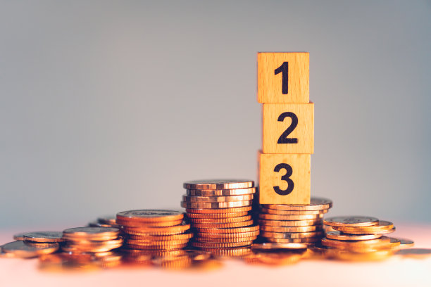 木块一、二、三叠硬币图片下载