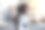 黑人女游客在城市街道上图片下载