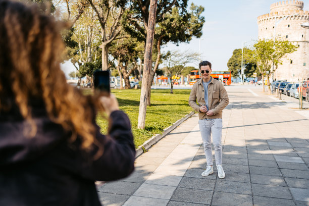 女友在塞萨洛尼基的白塔前给男友拍照图片下载