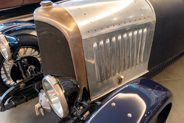 复古车的散热器格栅和前灯图片下载