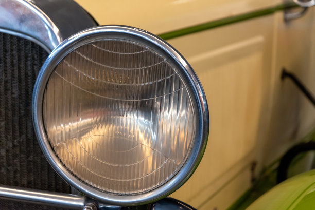 复古车的散热器格栅和前灯图片下载