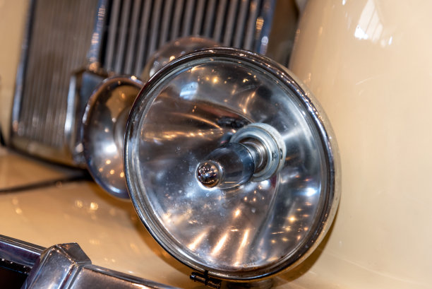 复古车的散热器格栅和前灯图片下载