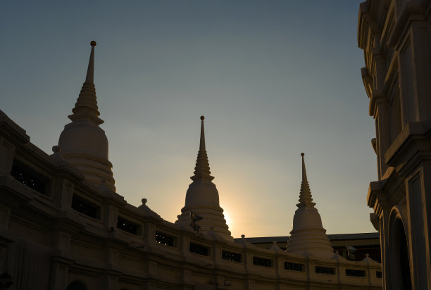 Phra Maha Chedi在泰国曼谷的Watprayoon吞武里寺。泰国的重要寺庙和考古遗址是外国游客非常喜欢的。图片下载