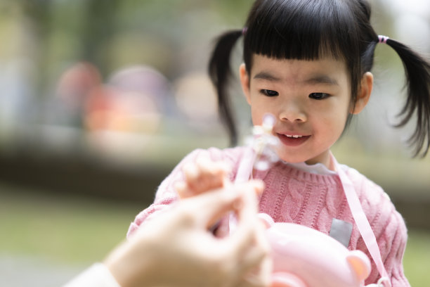 可爱的亚洲小女孩，儿童肖像照片，在公园里快乐地玩耍图片下载