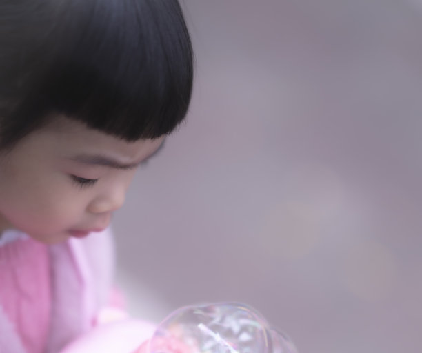 可爱的亚洲小女孩，儿童肖像照片，在公园里快乐地玩耍图片下载