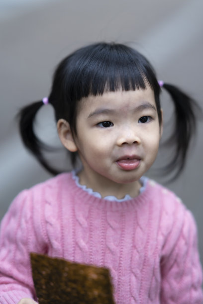 可爱的亚洲小女孩，儿童肖像照片，在公园里快乐地玩耍图片下载