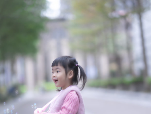 可爱的亚洲小女孩，儿童肖像照片，在公园里快乐地玩耍图片下载