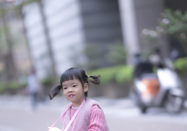 可爱的亚洲小女孩，儿童肖像照片，在公园里快乐地玩耍图片下载