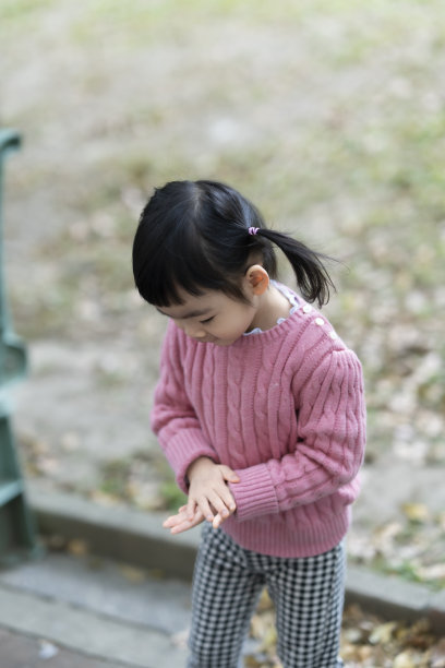 可爱的亚洲小女孩，儿童肖像照片，在公园里快乐地玩耍图片下载