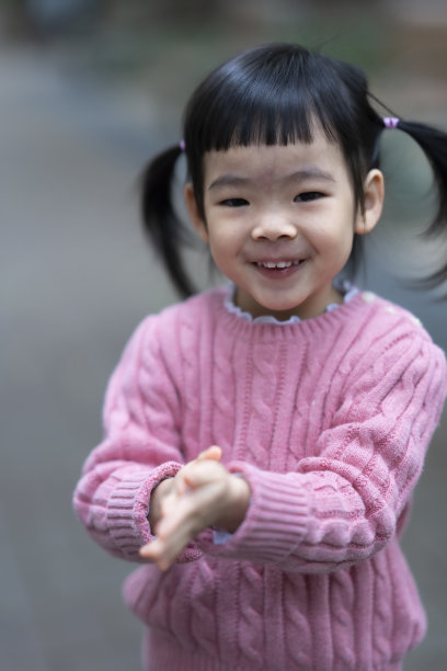 可爱的亚洲小女孩，儿童肖像照片，在公园里快乐地玩耍图片下载