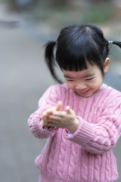 可爱的亚洲小女孩，儿童肖像照片，在公园里快乐地玩耍图片下载