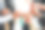成年男子或女子手持酒杯的裁剪视图。一群年轻人碰杯喝鸡尾酒敬酒。最好的朋友戴着低面罩，滑稽地重聚。图片下载