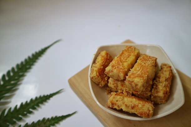 Kastengel或kue keju或kaastangel或kaastengel是受荷兰影响的印度尼西亚奶酪饼干，形状像棍子，常见于Ied Al fitr或Lebaran。有选择性的重点。图片下载