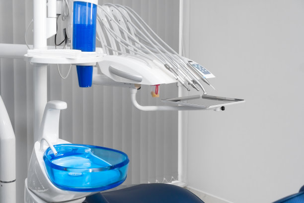 一套牙科诊所治疗工具。牙科诊所白色桌子上的专业牙科器械。医疗工具。口腔卫生和牙齿保健理念。图片下载