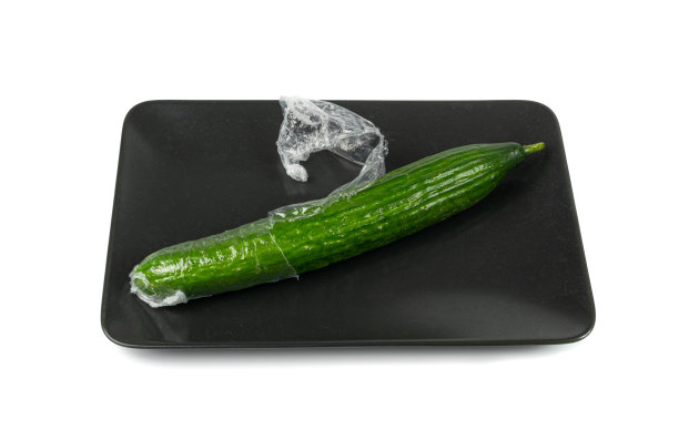 保鲜膜黄瓜，薄膜包装蔬菜，薄膜包装食品，食用塑料概念图片下载