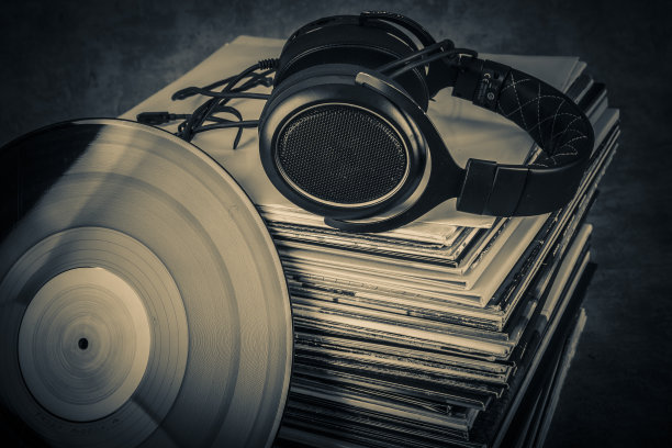 旧有声书和垃圾音乐背景的耳机。健美的。图片下载