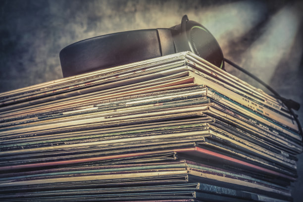 旧有声书和垃圾音乐背景的耳机。健美的。图片下载