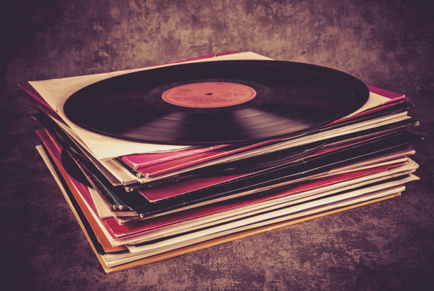 复古黑胶唱片在垃圾背景，复古色调。图片下载