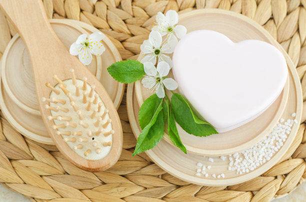 心形香皂(固体洗发水)和木制发刷。环保洗漱用品。自然美容护理，肌肤护理或零浪费理念。俯视图，复制空间。图片下载