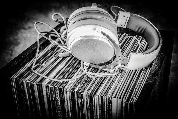 旧有声书和垃圾音乐背景的耳机。健美的。图片下载