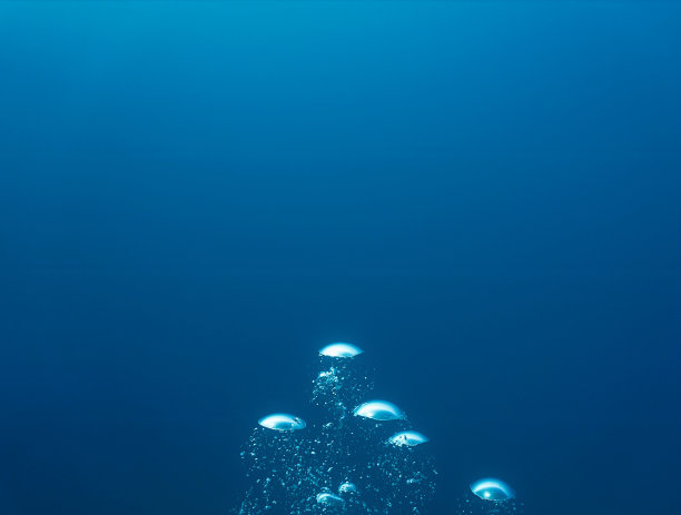 深蓝色海洋中气泡的艺术水下照片图片下载