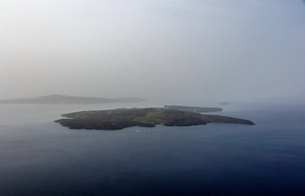 希腊圣托里尼岛在阳光明媚的日子里的风景图片下载