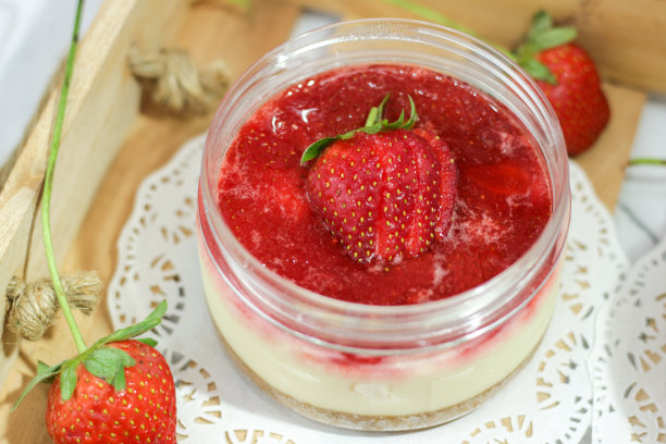 自制芝士蛋糕配新鲜草莓酱。木托盘，草莓做装饰。图片下载