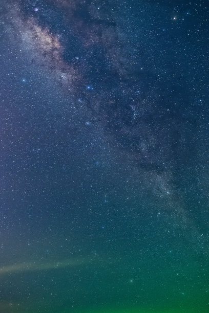 观看宇宙空间拍摄的银河系与夜空中的星星图片下载