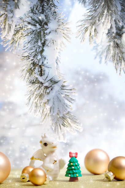 中国的新年装饰有可爱的小雕像和金球，冬天的雪仙女森林为背景图片下载