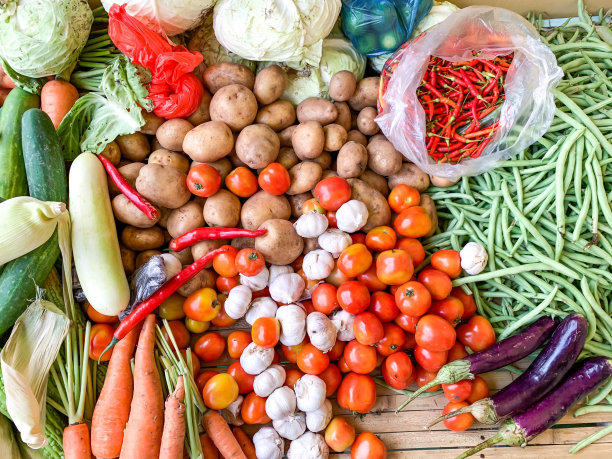 成堆的各种蔬菜，刚刚收获。图片下载