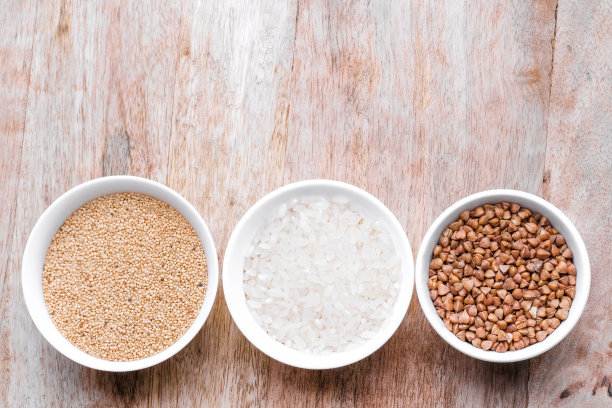 大米，荞麦，苋菜籽。碗里的无麸质种子。带有copyspace的俯视图。图片下载