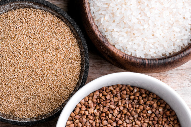 大米，荞麦，苋菜籽。碗里的无麸质种子。带有copyspace的俯视图。图片下载