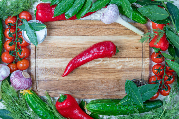 以新鲜的有机素食产品为背景:西红柿，樱桃，大蒜，洋葱，黄瓜，拉夫鲁什卡，胡椒，莳萝。俯视图，特写。健康，健康的食物。图片下载