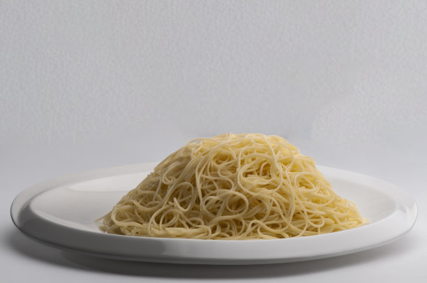 一盘意大利面在白色背景上的特写，带有复制空间图片下载