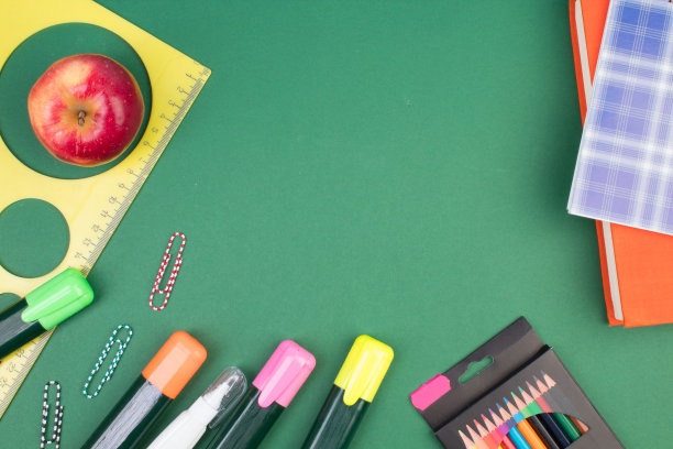 回到学校。绿色桌子上的文具。有复印空间的办公桌。平的。图片下载