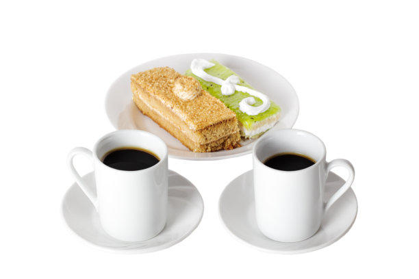 两杯咖啡和两个蛋糕放在盘子里图片下载